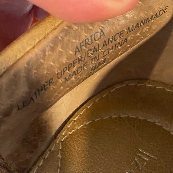 LIZ CLAIBORNE AFRICA SLIP ON LEATHER LOAFERS - Picture 6 of 6